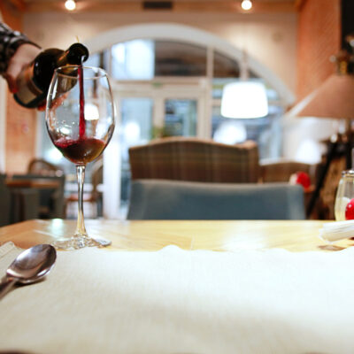 vin rouge dans un intérieur de restaurant français