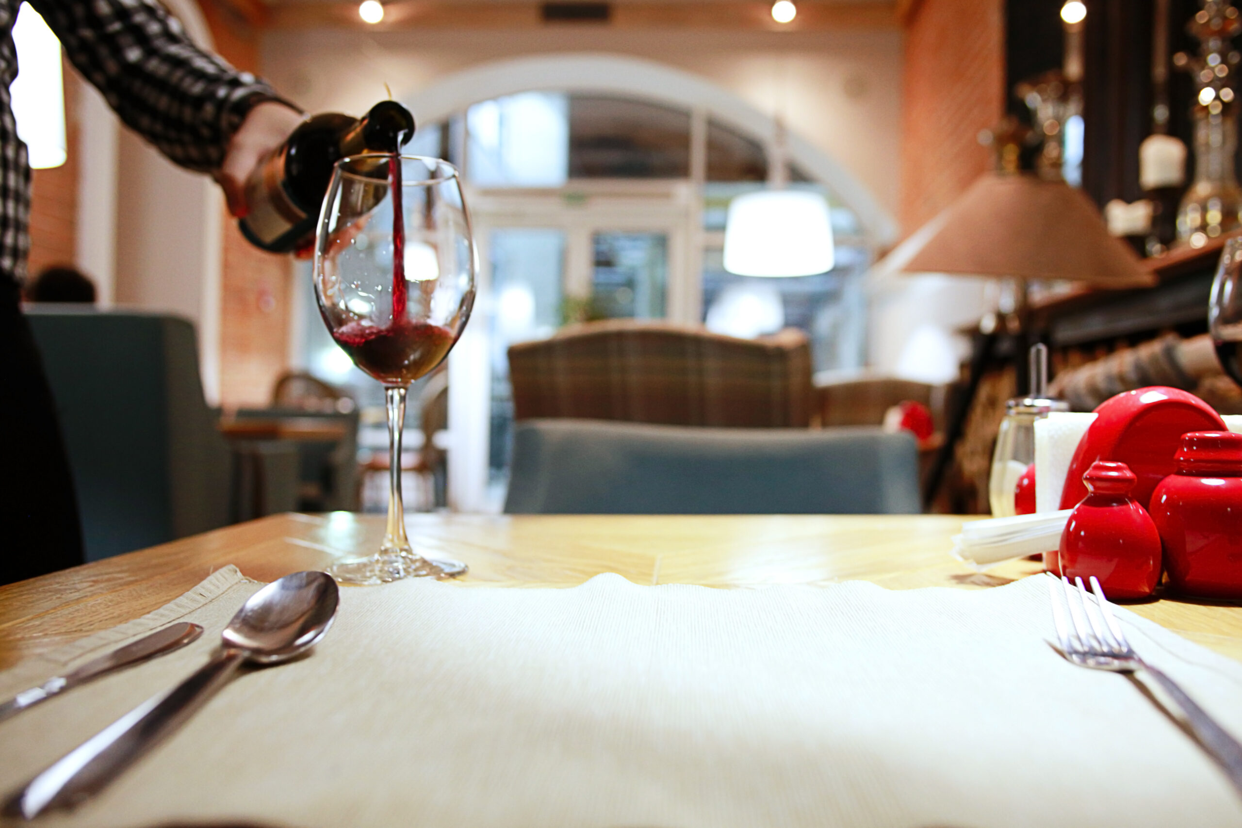 vin rouge dans un intérieur de restaurant français